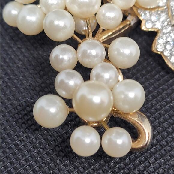 Glam Gold Tone Faux Pearl Crystal Grapevine Pin Chic Vintage Garden Party Vibes - Picture 4 of 11